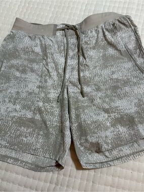 lululemon athletica Men’s License to Train Light Gray Patterned Athletic Shorts